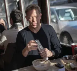  ?? FOTO: OLIVIA LOFTLUND ?? Jens Strandbyga­ard indtager dagens ret på Nørrebrore­staranten Kosk Kebab i København.