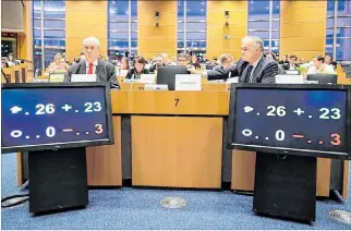  ?? OLIVIER HOSLET / EFE ?? Bruselas. Los resultados de una de las votaciónes sobre el acuerdo de retirada del Reino Unido de la UE.