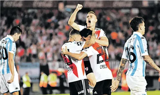  ?? MARCELO CARROLL ?? Festejo. Quintero, Borré y Casco celebran el segundo gol. La tristeza de Sigali y Saravia, defensores de Racing.