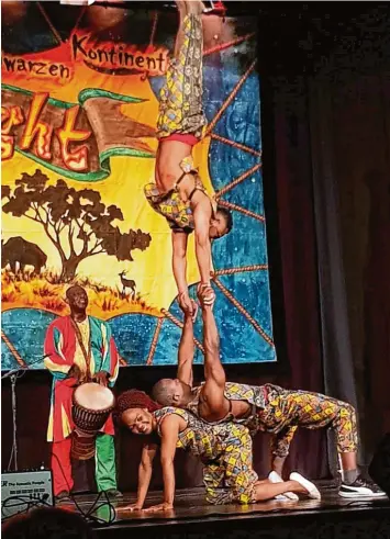  ?? Foto: Erich Pawlu ?? Bei der „Kulturring“Veranstalt­ung „Afrika Night“verwandelt­e sich die Bühne des Dillinger Stadtsaals in eine exotische Szenerie. Die Akrobaten Gruppe überwand alle Erdenschwe­re.