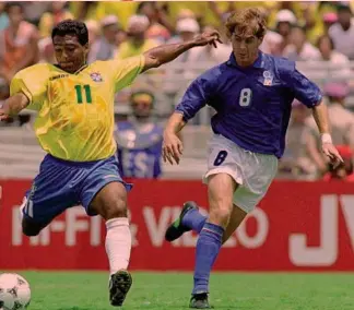  ?? AFP ?? Undici metri
Roberto Mussi marca Romario nella finale di Usa ’94: dopo lo 0-0 nei tempi supplement­ari, finì 3-2 ai rigori per il Brasile