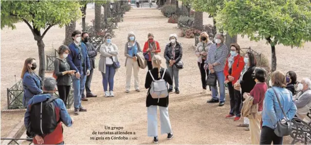  ?? // ABC ?? Un grupo de turistas atienden a su guía en Córdoba