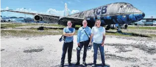  ?? PHOTO: SUPPLIED ?? Bird fanciers . . . Wanaka Transport and Toy Museum owner Jason Rhodes (centre) in front of the former Air New Zealand DC8 airliner, with Bring Our Birds Home founder Paul Brennan (right) and Brazilian representa­tive Cesar Nogueira.