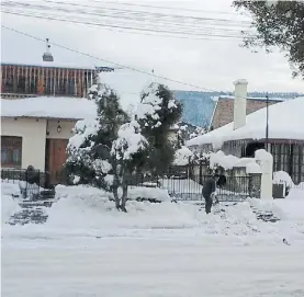  ??  ?? Abrir paso. Un vecino saca la nieve de la entrada de su casa en Chubut.
