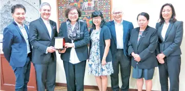  ??  ?? Christina (third from left) presenting a memento to Soh. Also seen are Mary (second right) and other members of the SLS delegation.