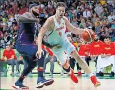  ??  ?? BATALLA. Pau Gasol trata de superar a DeMarcus Cousins.