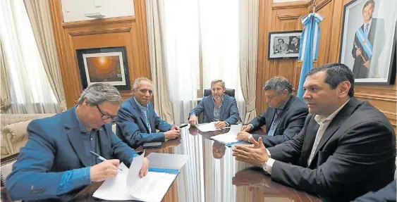  ??  ?? Firma. El chaqueño Domingo Peppo, aquí sentado a la izquierda de Rogelio Rrigerio, pasó ayer por la Rosada y firmó su compromiso.