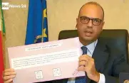  ??  ?? Verso il 4 dicembre.
La scheda per il referendum costituzio­nale è stata mostrata ieri per la prima volta dal ministro dell’Interno Angelino Alfano