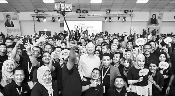 ??  ?? Najib poses for a wefie with participan­ts at the TN50’s e-Entreprene­ur Dialogue. — Bernama photo
