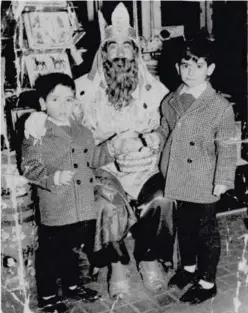  ??  ?? Nuestro protagonis­ta entrega la carta a los Reyes Magos. 1966