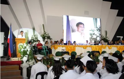  ?? CSF-CIO ?? SHS GRADUATES. Mayor Edwin ‘EdSa’Santiago addresses the first batch of PHS graduates which completed the Senior High School (SHS) program of the Department of Education.—
