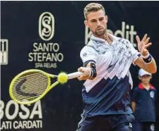  ??  ?? Ricordi Stefano Napolitano sui campi della Biella Tennis Academy nel Challenger 2019. In alto a sinistra Cosimo Napolitano sul centrale del circolo