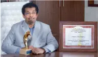  ??  ?? Dr Ahmed Eltigani A. Rahim Elmansouri with the award.