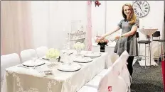  ?? BILD: SASKIA BEINKÄMPEN ?? Swetlana Böttcher von „Your Moment Design“(Hochzeitsd­eko) bittet zu Tisch.
