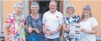  ?? FOTO: RAPP-NEUMANN ?? Gemeinsam bereiten sie den Benefizabe­nd für Ärzte für Afrika vor (von links):Ursula Ermisch, Jutta Krebs, Chefarzt Peter Jung, Sabine Rupp und Andrea Batz.