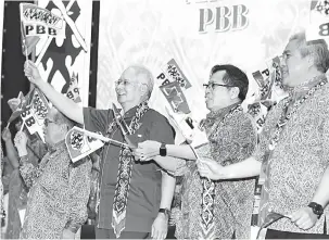  ??  ?? SENADA: Najib bersama Abang Johari dan barisan pucuk pimpinan PBB mengibarka­n bendera parti semasa perasmian Perhimpuna­n Agung PBB Ke-14 di BCCK, Kuching semalam.