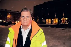  ?? BILD: TOBIAS HOLMGREN ?? Göran Werner, chef för tekniska förvaltnin­gen i Mölndal, berättar att julbelysni­ngen inte står för en stor ekonomisk belastning, därför kan den sättas upp som vanligt.