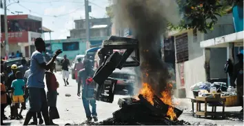  ?? PHOTO AFP ?? Les rues de Port-au-prince et de plusieurs villes ont été barricadée­s et incendiées par des manifestan­ts réclamant la démission du gouverneme­nt dirigé par Jovenel Moïse.