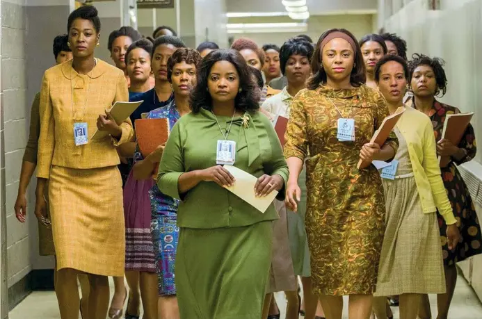  ??  ?? L’avanzata dei cervelli
Una scena tratta dal film «Il diritto di contare» diretto nel 2016 da Theodore Melfi. La pellicola si basa sul libro «Hidden Figures: The Story of the African-american Women Who Helped Win the Space Race» di Margot Lee...