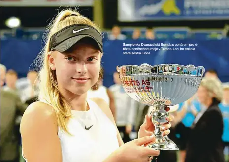  ??  ?? Šampionka Dvanáctile­tá Brenda s pohárem pro vítězku ceněného turnaje v Tarbes. Loni ho získala starší sestra Linda.
