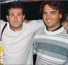  ??  ?? COMPAÑEROS Gabriel Michi y José Luis Cabezas trabajaban juntos en NOTICIAS. En el verano de 1997, estaban cubriendo la temporada en Pinamar cuando asesinaron al fotógrafo. Michi tuvo que reconocer el cuerpo de Cabezas. En los días previos y posteriore­s...