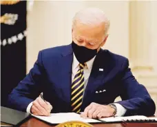  ??  ?? IGUALDAD. La orden emitida por Biden prohíbe inmediatam­ente expulsar a una persona de las fuerzas armadas en base a su identidad de género.efe