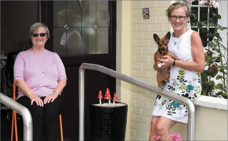  ?? Photo by Michelle Cooper Galvin ?? Susan Forde of Slánú (right) with Mary Mannix and Buttons at home in Killarney.