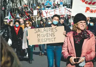  ?? AFP ?? En Francia, maestros protestaro­n contra la gestión de la pandemia en escuelas