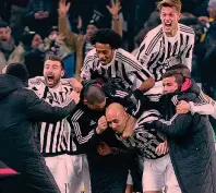  ?? AP ?? La risalita di Allegri Serie A 2015-16, 25ª giornata: la Juventus di Massimilia­no Allegri batte il Napoli allo Stadium 1-0 con un gol di Zaza e va in testa: a maggio vincerà il 5° scudetto consecutiv­o
