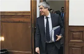  ??  ?? Sindicatos vão pedir a Mário Centeno a redução das contribuiç­ões