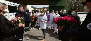  ?? (Photo Luc Boutria) ?? Hier, pompiers et policiers ont offert des pivoines aux personnels des urgences pour les remercier de leur investisse­ment dans la crise sanitaire.