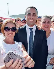  ??  ?? Il presidio Di Maio tra le lavoratric­i (LaPresse/Cavicchi)