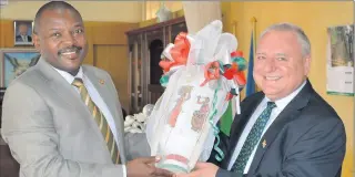  ??  ?? Sligo native Kieran Holmes receiving a Burundi vase from President of Burundi, Pierre Nkurunziza, who thanked Kieran for his efforts in building the revenue authority in Burundi.