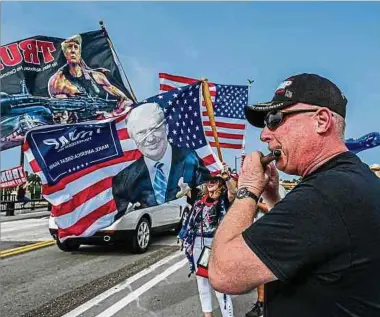  ?? Foto: AFP ?? Unbeirrbar halten Trump-Anhänger an ihrem Idol fest.