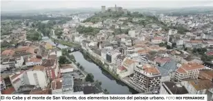 ?? FOTO ROI FERNÁNDEZ ?? El río Cabe y el monte de San Vicente, dos elementos básicos del paisaje urbano.