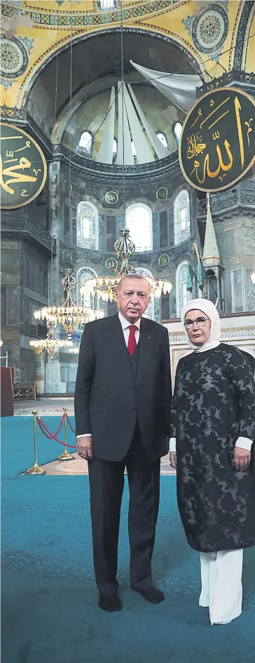  ??  ?? «Ολες οι κινήσεις του Ερντογάν κλίνουν ώστε να εδραιωθεί και στο εσωτερικό και στο εξωτερικό». Χαρακτηρισ­τικό παράδειγμα των σχεδίων του εντός Τουρκίας που στέλνει μηνύματα και στο εξωτερικό είναι η προκλητική μετατροπή της Αγια-Σοφιάς σε τζαμί