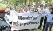  ?? VIPIN KUMAR/HT PHOTO ?? Exservicem­en protest outside the Pakistan High Commission in New Delhi on Wednesday.