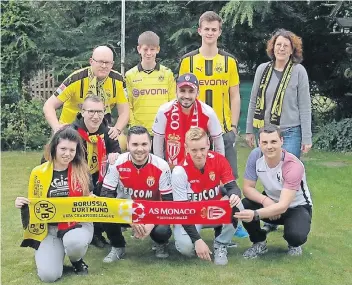  ?? FOTO: SCHNITKER ?? Vater Detlev Schnitker, Jans, Lennart und Mutter Anita Schweer (v.l.) vor ihnen die Gäste aus Frankreich.