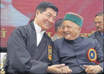  ?? DEEPAK SANSTA /HT ?? Tibetan Prime Ministerin­exile Lobsang Sangay with former Himachal Pradesh chief minister Virbhadra Singh at the ‘Thank You Himachal’ event on The Ridge in Shimla on Monday.