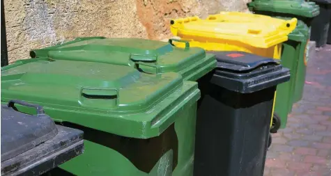 ?? Foto: Julia Sewerin ?? Kunterbunt wie die Mülltonnen sind auch die verschiede­nen Gebührenmo­dell der Abfallents­orgung. Darum entstehen bei allen drei Partnern im Abfallzwec­kverband unterschie­dliche Kosten für die Bürger.