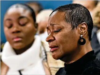  ?? HYOSUB SHIN/HYOSUB.SHIN@AJC.COM ?? Acquanelli­a Smith gets emotional at a news conference Tuesday at Atlanta police headquarte­rs to announce a suspect in the 1995 rape and killing of her daughter Nacole Smith, 14.