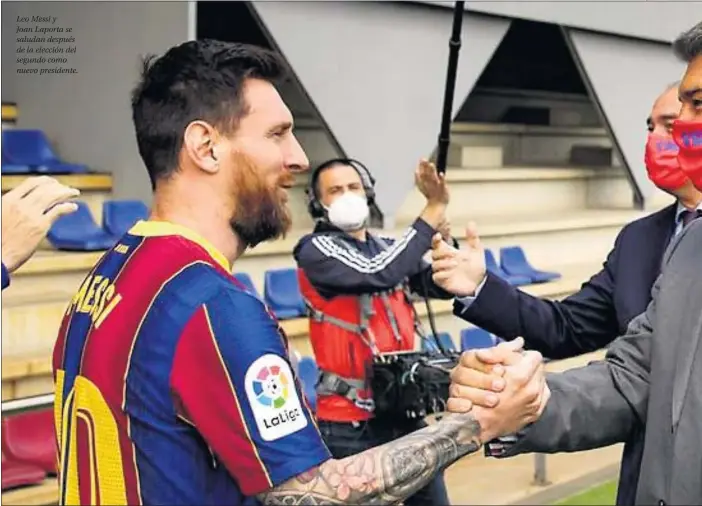  ??  ?? Leo Messi y Joan Laporta se saludan después de la elección del segundo como nuevo presidente.