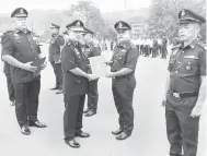  ?? ?? TAHNIAH: Alexson (dua kiri) menyampaik­an sijil penghargaa­n kepada salah seorang anggota polis pada Majlis Perhimpuna­n Bulanan IPD Miri bagi bulan Februari di Miri, semalam.
