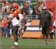  ?? TIM PHILLIS — THE NEWS-HERALD ?? Browns offensive coordinato­r Todd Haley watches Browns practice on Aug. 12, including quarterbac­k Tyrod Taylor.