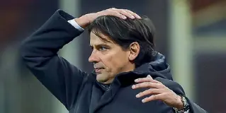  ??  ?? Preoccupat­o Il tecnico Simone Inzaghi, 42 anni, sulla panchina biancocele­ste da aprile 2015