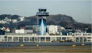  ?? FOTO: JON INGEMUNDSE­N ?? «Poenget er at Avinor ikke ønsker at det skal være en direkterut­e fra Stavanger Lufthavn, Sola, bildet, til Frankfurt. De ønsker å rute trafikken ut av Norge via Gardermoen», skriver Arne Joa.