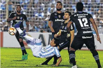  ?? /EFE ?? Luis Rodríguez, de Atlético Tucumán, lo intentó sin éxito ante la zaga del Gremio.