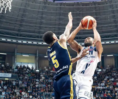  ?? A canestro ?? Una penetrazio­ne di Demetri McCamey, protagonis­ta della vittoria della Fortitudo contro Verona