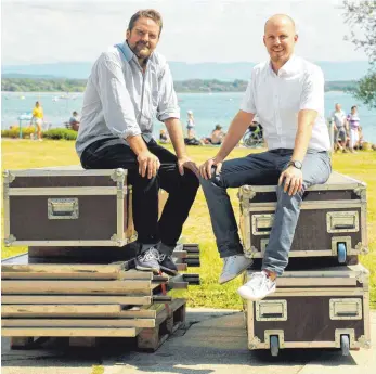  ?? FOTO: JENS LINDENMÜLL­ER ?? Die ersten Kisten mit Material für den Aufbau sind da: Produktion­sleiter Andreas Weigold (links) und GZH-Chef Matthias Klingler freuen sich, dass es jetzt endlich losgeht.