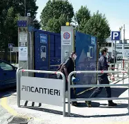  ??  ?? L’allerta L’ingresso di Fincantier­i, a Marghera: da inizio di settembre conta 113 contagi, soprattutt­o tra operai esterni bengalesi